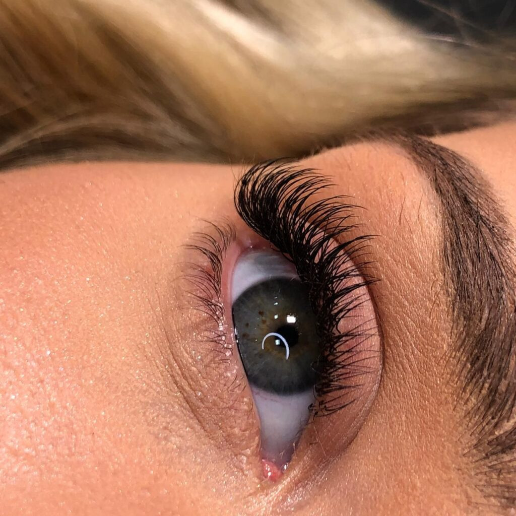 curso-de-extensao-de-cilios-fio-a-fio-do-basico-ao-avancado-1024x1024 Curso de Extensão de Cílios FIO A FIO (do Básico ao Avançado)