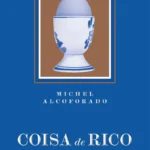 Ilustração de capa do livro 'Coisa de Rico' mostrando um homem elegante brasileiro cercado por símbolos sutis de luxo e padrões inspirados na bandeira do Brasil.