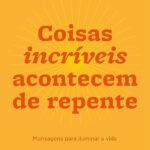 Guarda de museu em uniforme azul escuro observando uma obra de arte no Metropolitan Museum of Art, refletindo sobre luto e beleza.