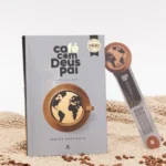 Café com Deus Pai 2026 – cup of coffee, open Bible and devotional page on a sunny table