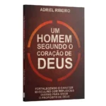 Capa do livro Devocional: Um Homem Segundo o Coração de Deus, de Adriel Ribeiro, sobre uma mesa de estudo com cruz, Bíblia e café.