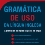 Capa do livro Gramática de Uso da Língua Inglesa aberto com exemplos de gramática, ao lado de óculos, café e laptop.