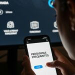 Ilustração romântica de Mia, segurando um café, ao lado de Scott, jogador de hóquei, com fundo que mistura cafeteria e pista de gelo.