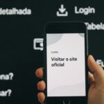 Capa do livro Jogo Duplo de Nina Queiroz, com uma arqueira e um esgrimista em um internato suíço.