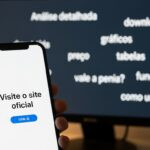 Ilustração sombria da Universidade Arcana à noite, com Briana Aplin segurando um livro antigo ao lado de Sirius Lancastre, que emana fios de memória, e figuras encapuzadas ao fundo representando a ordem secreta.