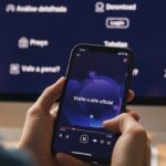 Ilustração de Travis Blackwood, bilionário de cassino, e Helena Carter, funcionária, em um cassino de Las Vegas, com clima romântico e humorístico.