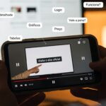 Ilustração de um mafioso frio em terno preto ao lado de uma jovem em vestido de noiva, dentro de um salão palaciano sombrio, sugerindo romance sombrio e intriga política.